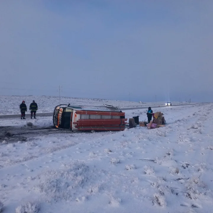 Viajaba desde Esquel a realizar repartos y volcó producto de la nieve y el viento