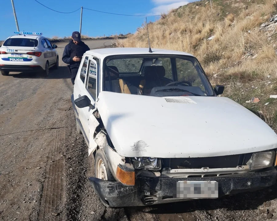 Quiso esquivar una roca y chocó contra un poste en el camino a Valle Chico