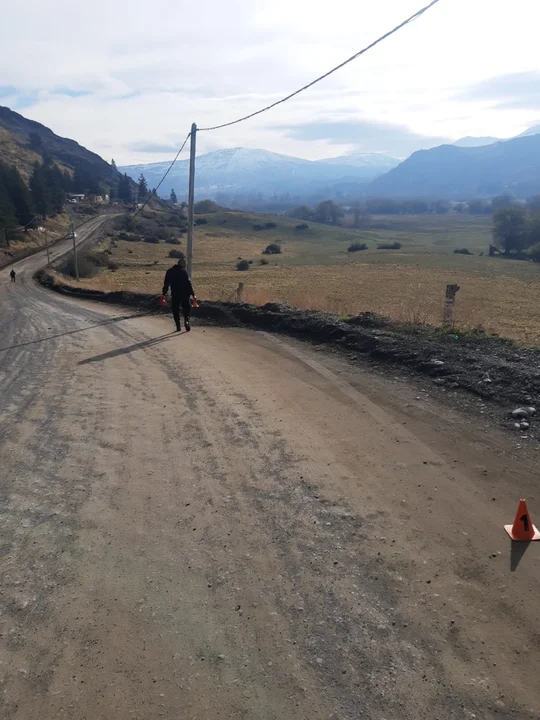 Quiso esquivar una roca y chocó contra un poste en el camino a Valle Chico