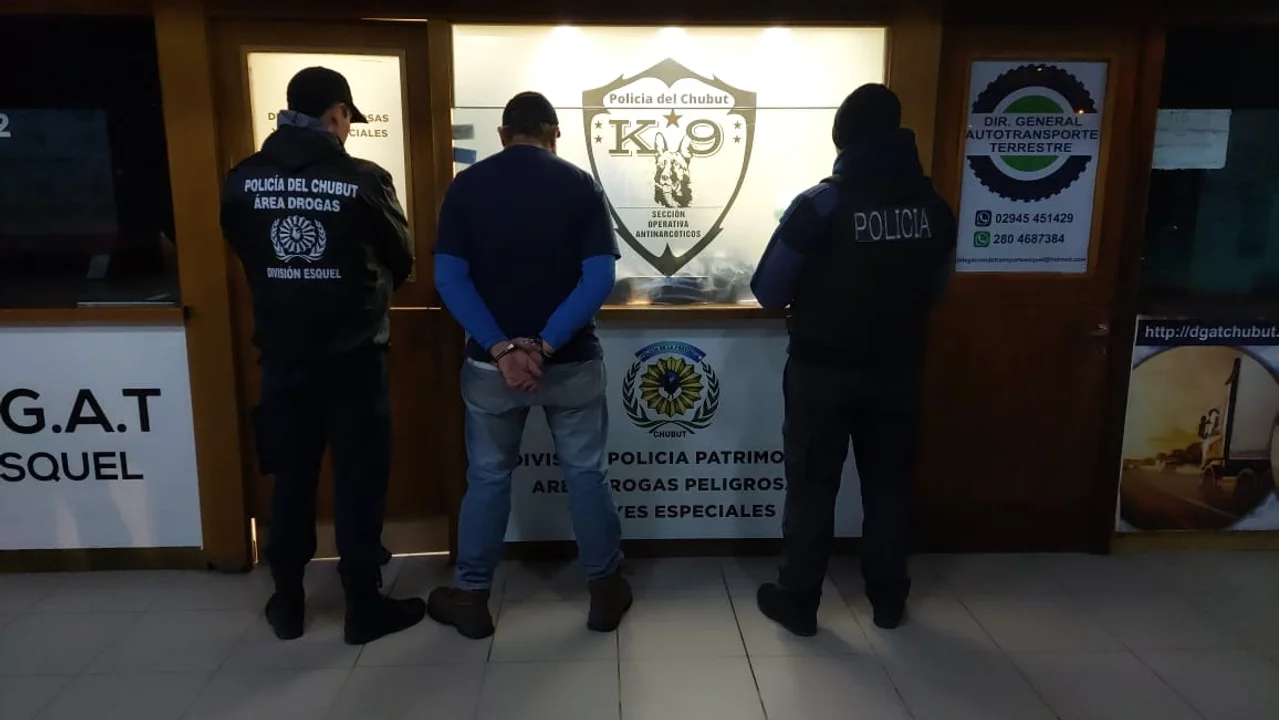 Llegó a la Terminal para presentarse a un juicio y lo detuvieron por estar en rebeldía