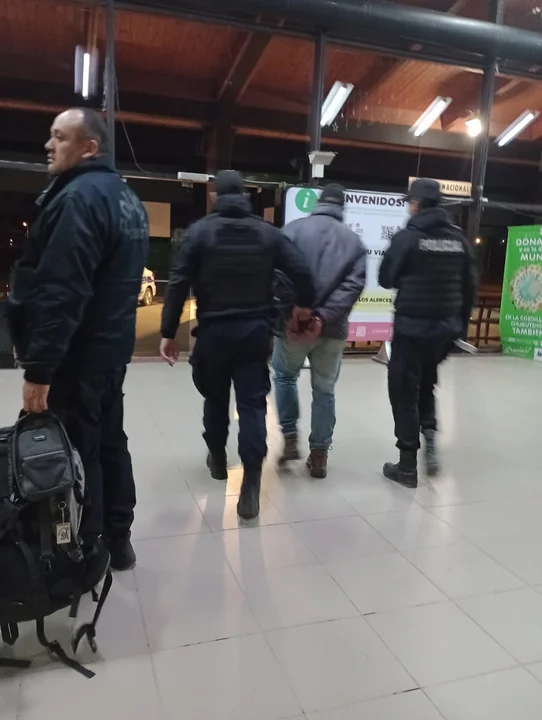 Llegó a la Terminal para presentarse a un juicio y lo detuvieron por estar en rebeldía
