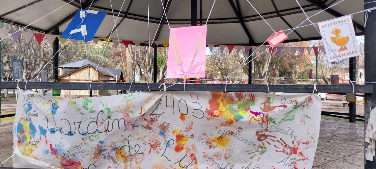 Jardines de Esquel realizaron una colorida exposición de trabajos en la Plaza San Martín