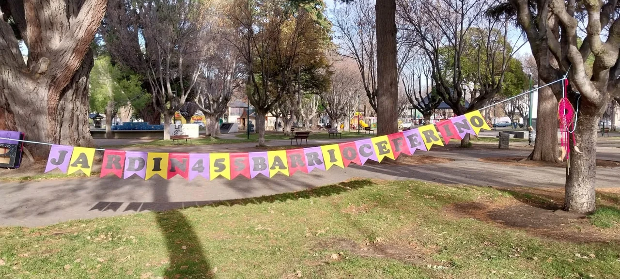 Jardines de Esquel realizaron una colorida exposición de trabajos en la Plaza San Martín