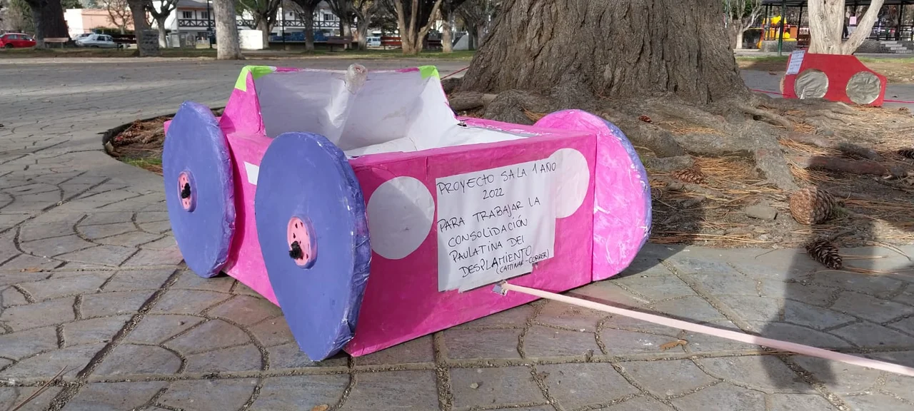 Jardines de Esquel realizaron una colorida exposición de trabajos en la Plaza San Martín