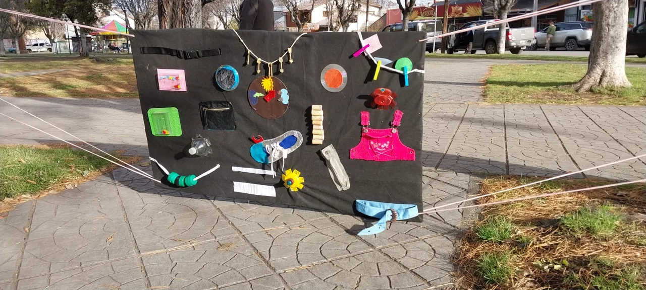Jardines de Esquel realizaron una colorida exposición de trabajos en la Plaza San Martín
