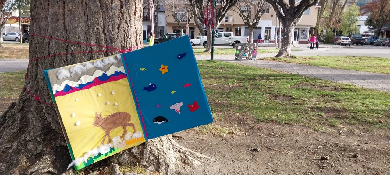 Jardines de Esquel realizaron una colorida exposición de trabajos en la Plaza San Martín