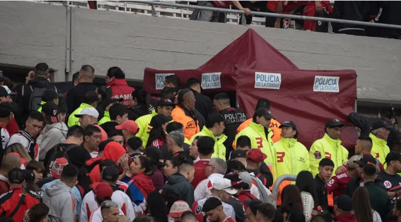 Murió un hincha en el Monumental tras caer de la tribuna