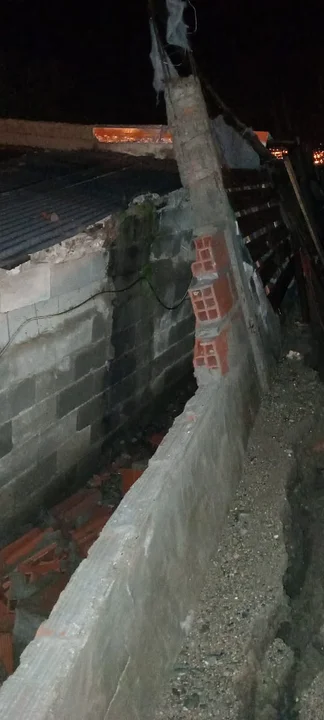 A causa de las intensas lluvias cayó un muro de contención en el barrio Estación