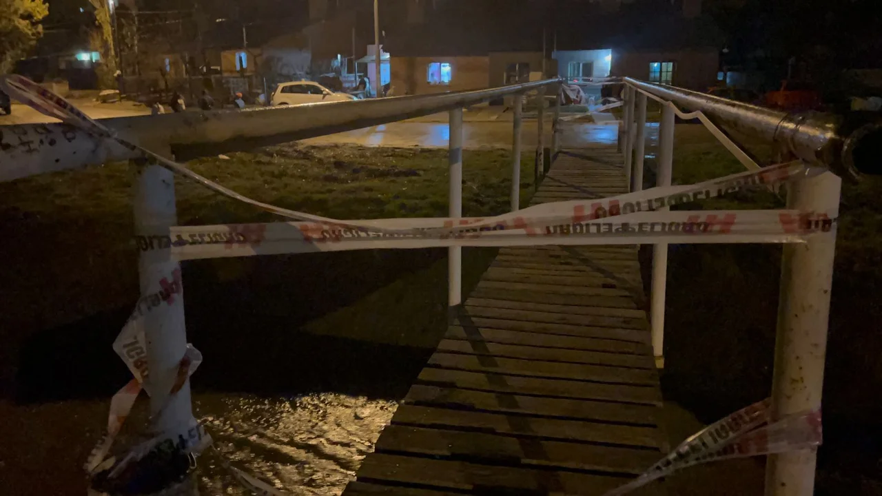 Por la crecida del arroyo clausuran un puente de acceso peatonal al barrio Matadero