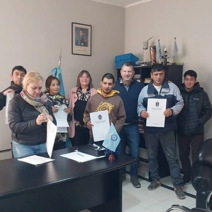 Entregaron aportes a emprendedores de Gualjaina para el desarrollo de actividades productivas