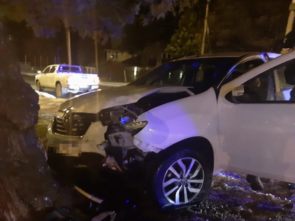 Un lesionado tras despistar y chocar contra un árbol cuando ingresaba a Esquel