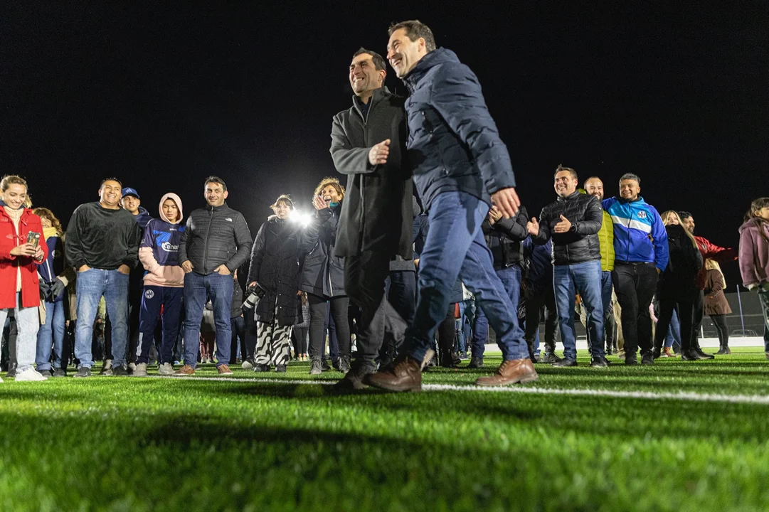 El intendente Juan Pablo Luque inaugura cancha de fútbol en Club Ferrocarril del Estado
