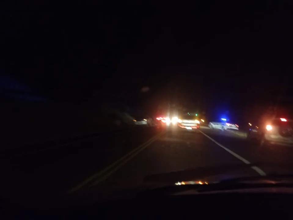 Fuerte choque: Giró en U, sin luces, de noche y provocó el vuelco de una camioneta