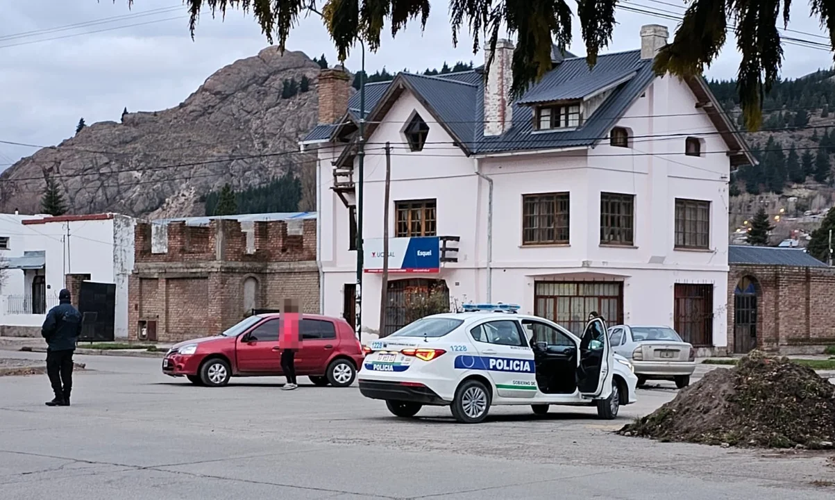 Fuerte choque entre dos autos en una esquina de la ciudad de Esquel