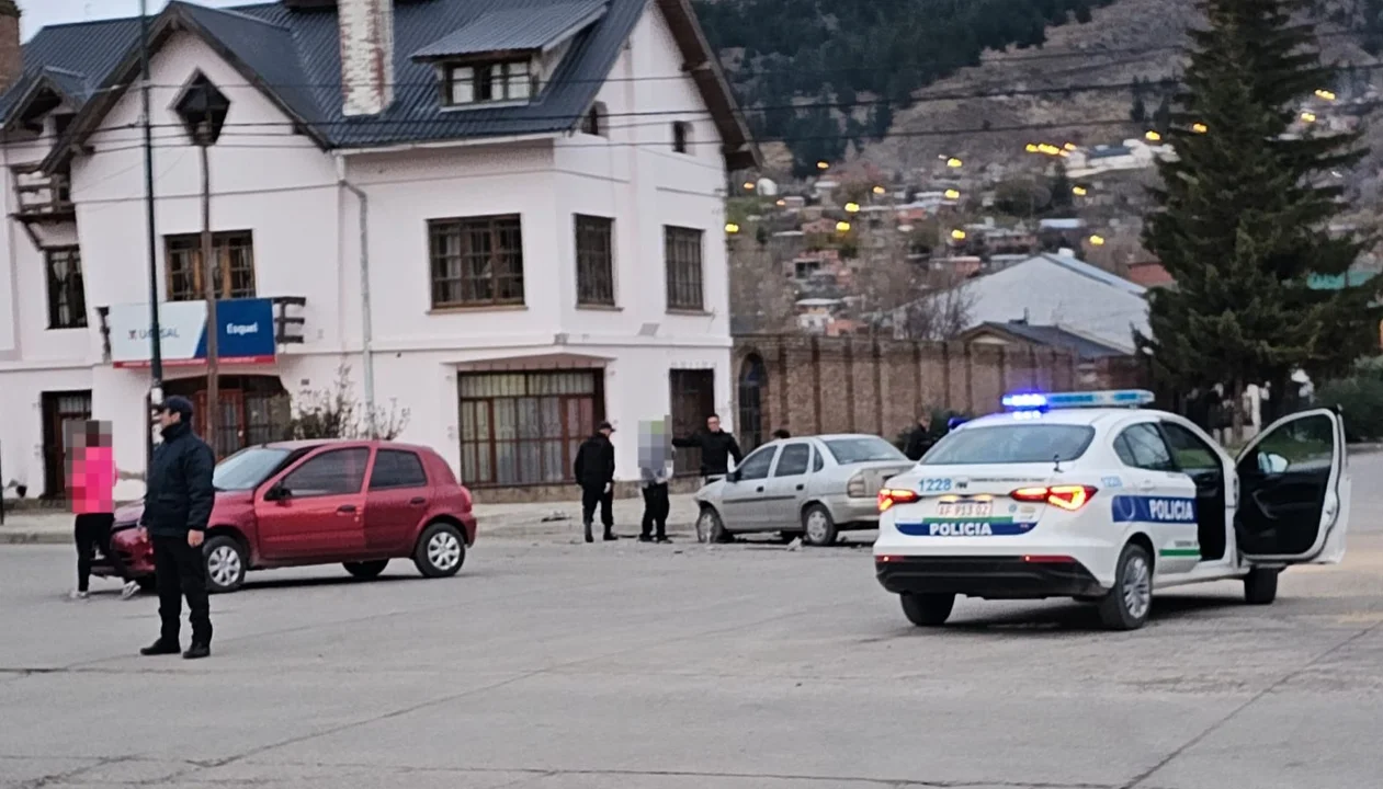Fuerte choque entre dos autos en una esquina de la ciudad de Esquel