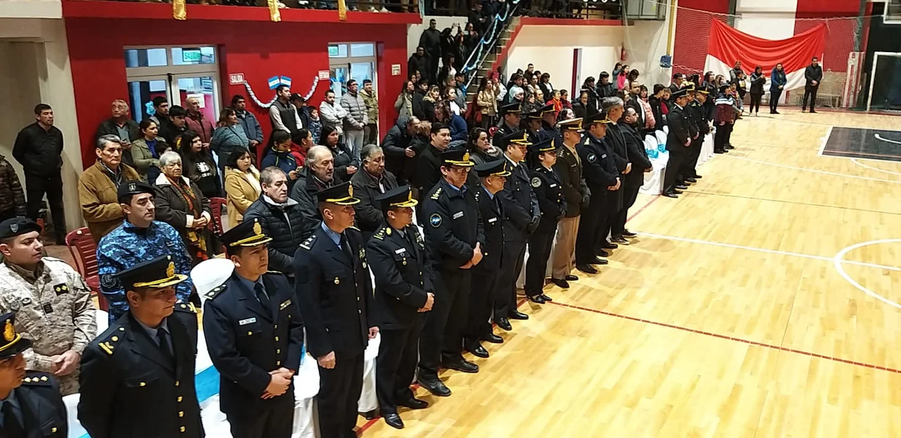 Ochenta y cinco aspirantes a agentes de Policía juraron lealtad a la bandera en Esquel
