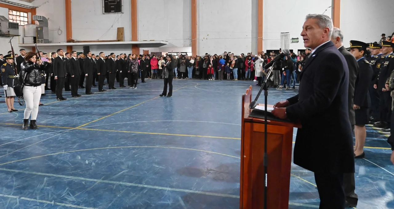 Arcioni tomó juramento a 131 futuros agentes y oficiales de la Policía del Chubut