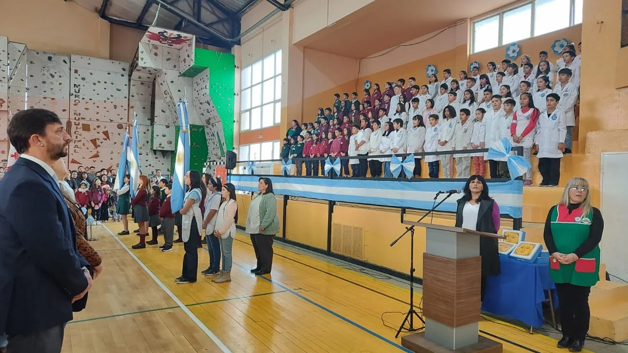 En un emotivo acto, alumnos de Trevelin prometieron lealtad a la bandera