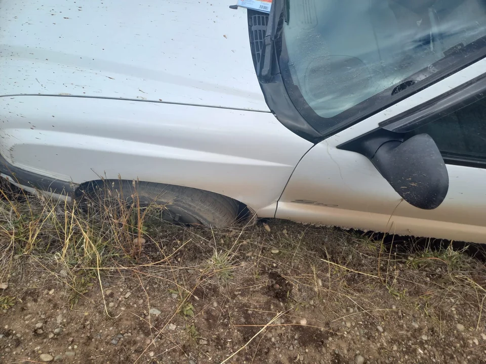 Bomberos iba a auxiliar a turistas, cedió el terreno y el móvil quedó recostado sobre un lado