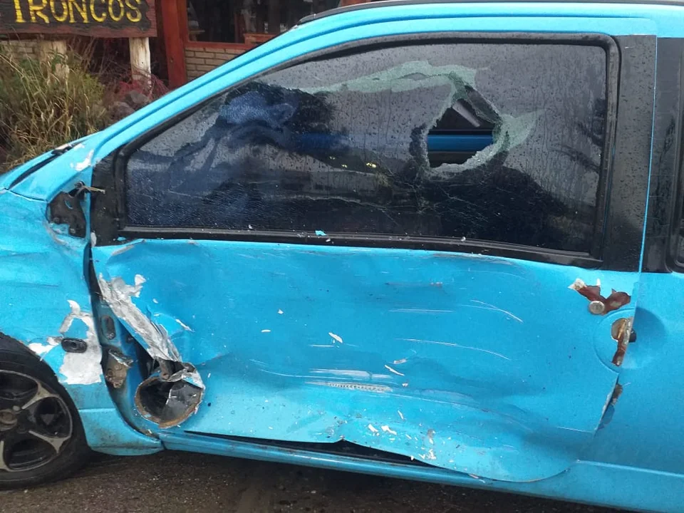 Así quedó el automóvil tras el choque con el camión (Foto: Policía del Chubut)
