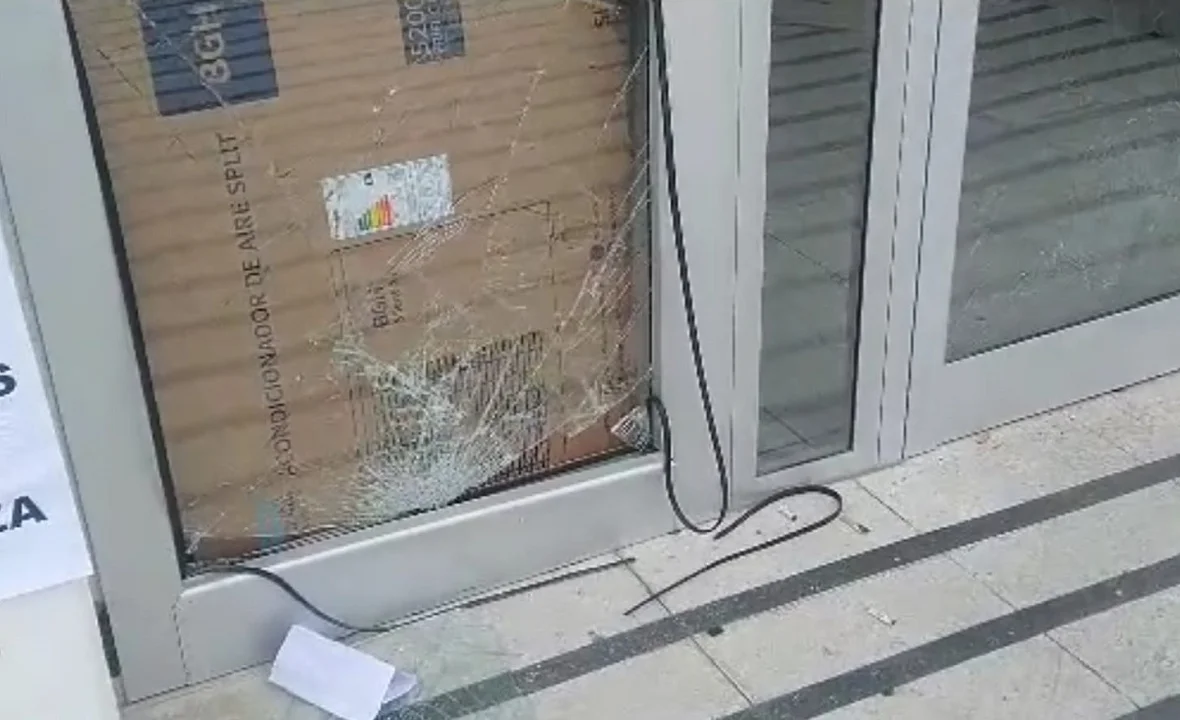 El titular del gremio docente ATECH fue filmado rompiendo un vidrio del Ministerio de Economía