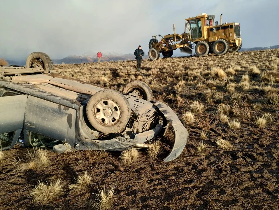 Volcaron dos vehículos en la ruta hacia Gualjaina