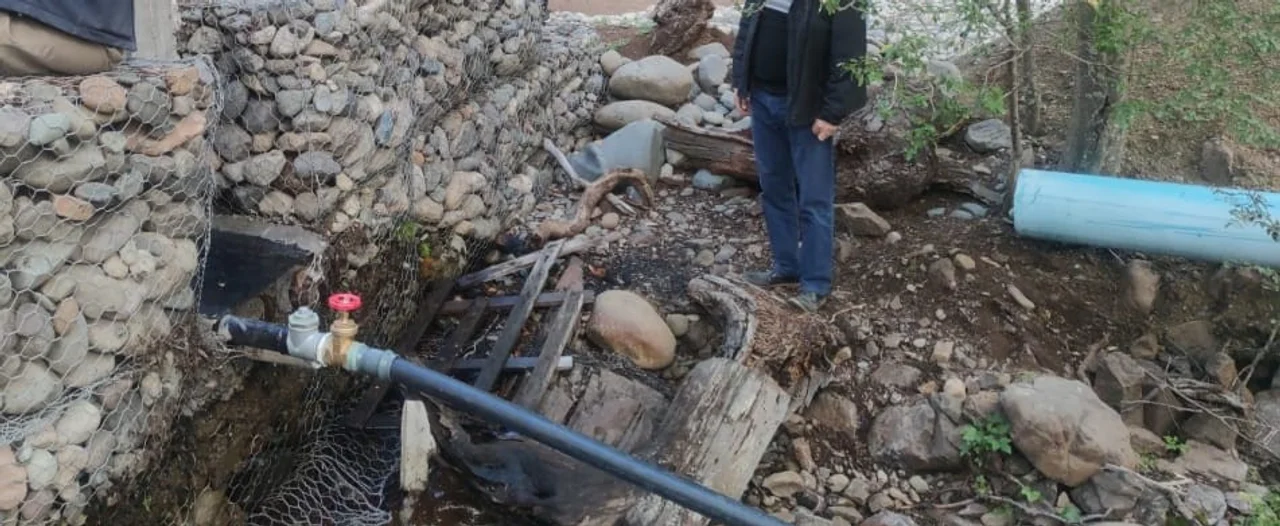 Realizaron tareas de mantenimiento en el sistema hídrico de Alto Río Percy -Foto de archivo-