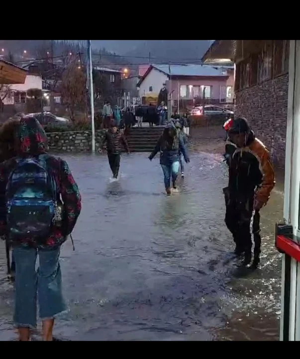 “A caballito” retiraron a los chicos de la escuela 767 de Esquel