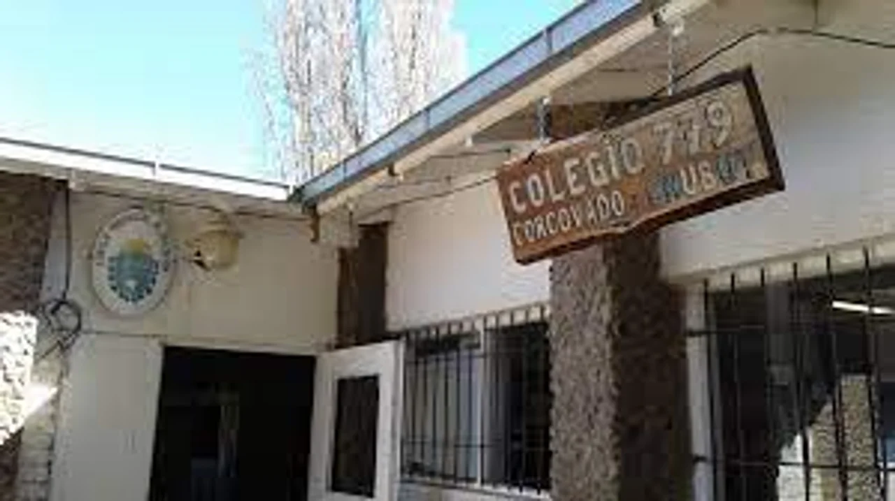 Sus compañeras la golpearon, la filmaron y distribuyeron las imágenes en redes