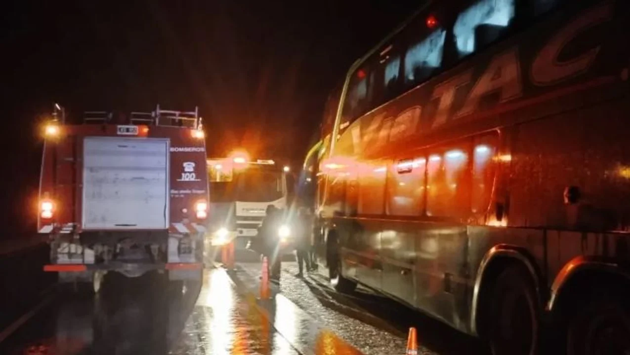 Otro colectivo varado en la ruta por varias horas con 46 pasajeros