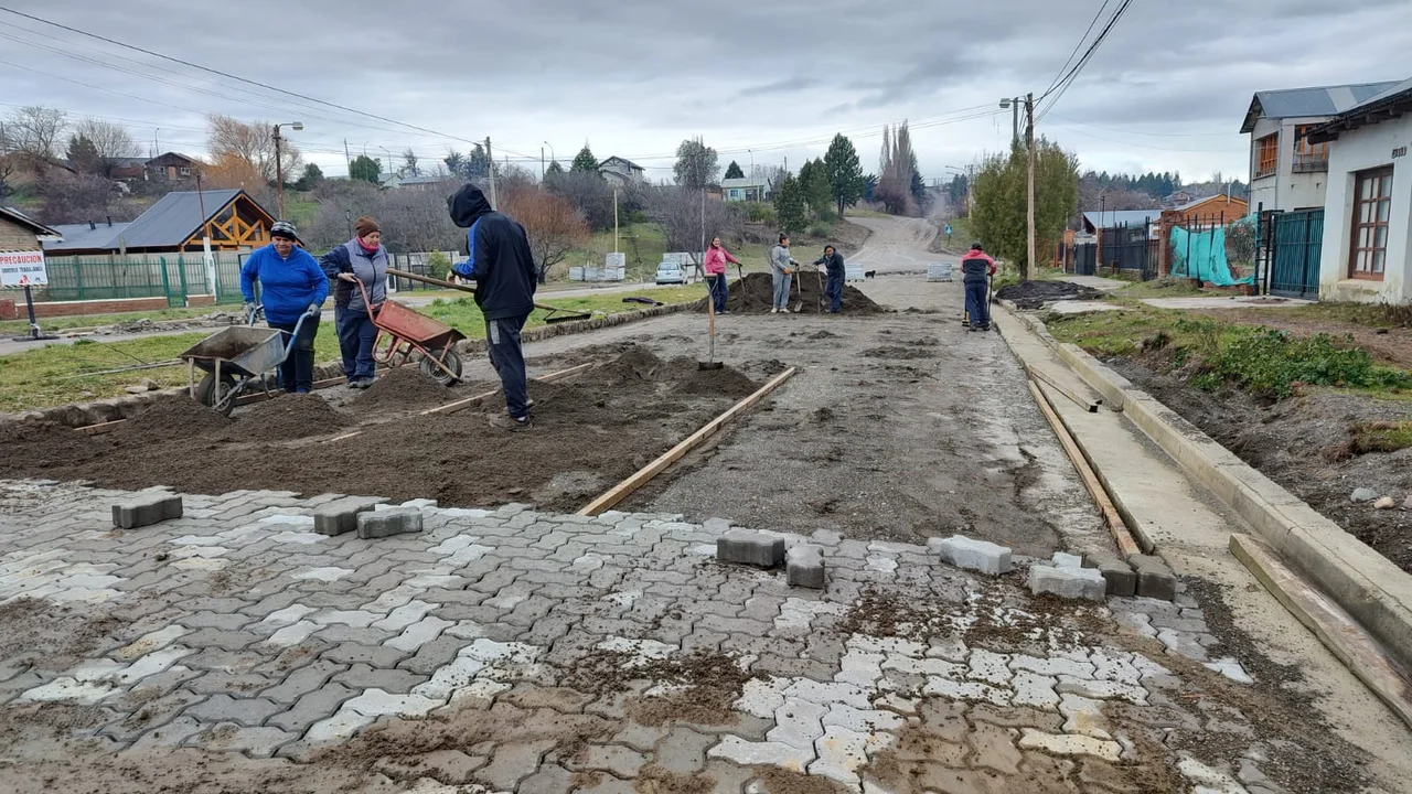 Ingresó en su etapa final la obra de adoquinado de Avenida Fontana en Trevelin