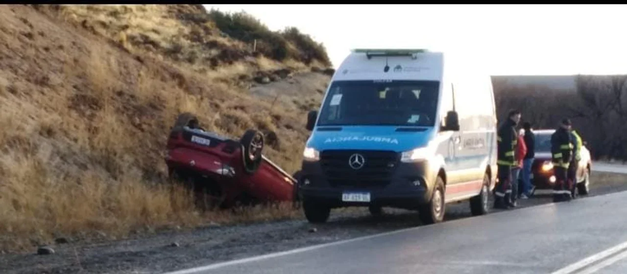 Viajaban de Esquel a Tecka y volcaron en la Ruta 40. Foto: ADN Sur