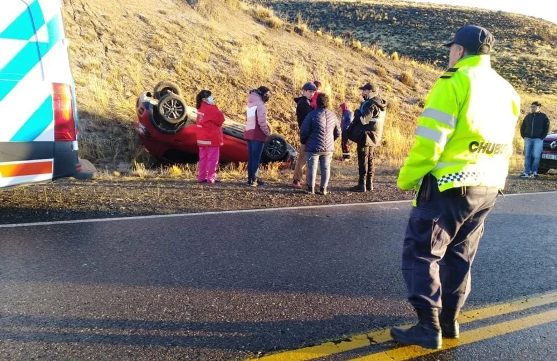 Viajaban de Esquel a Tecka y volcaron en la Ruta 40. Foto: ADN Sur