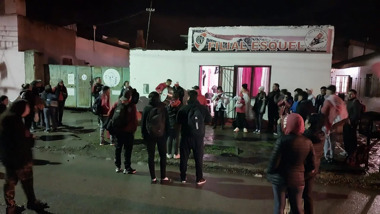 Un sueño y una pasión: la Filial Esquel de River realiza un viaje histórico al Monumental