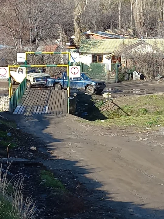 Llamó a la policía porque se escuchaban tiros, pero era el caño de escape de una camioneta