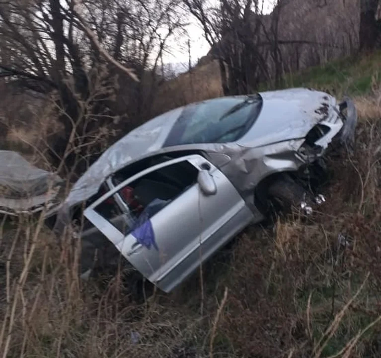 Cuatro jóvenes protagonizaron violento vuelco en el acceso a Esquel