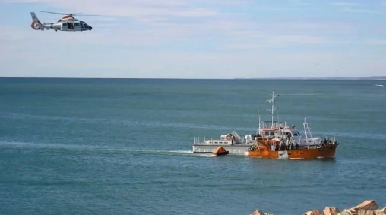 Intensa búsqueda en Chubut: Más de 80 barcos buscan al marinero desaparecido desde el sábado. Foto: ADN Sur