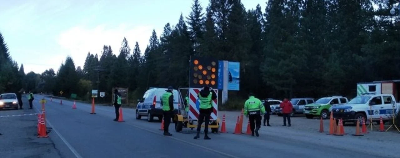 Tres policías de Chubut irán a juicio por detener ilegalmente y golpear a un joven (Imagen ilustrativa - Archivo)