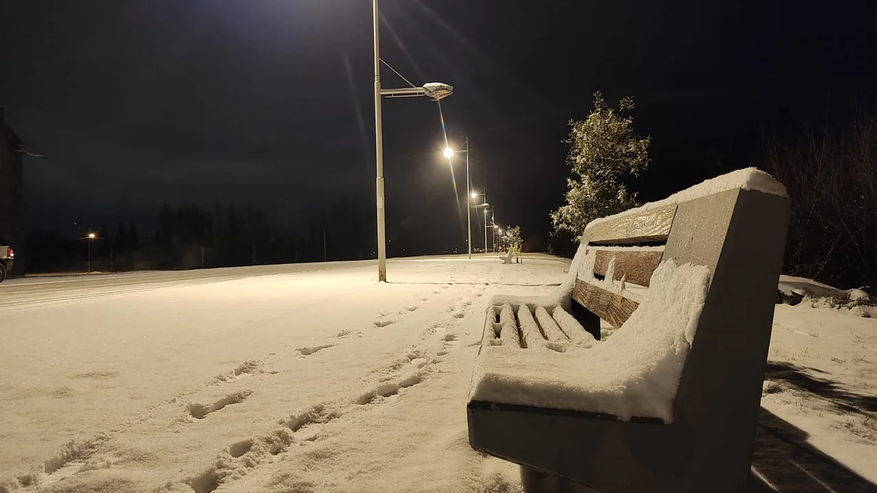 Trevelin amaneció con nieve y trabajan en el despeje de las calles