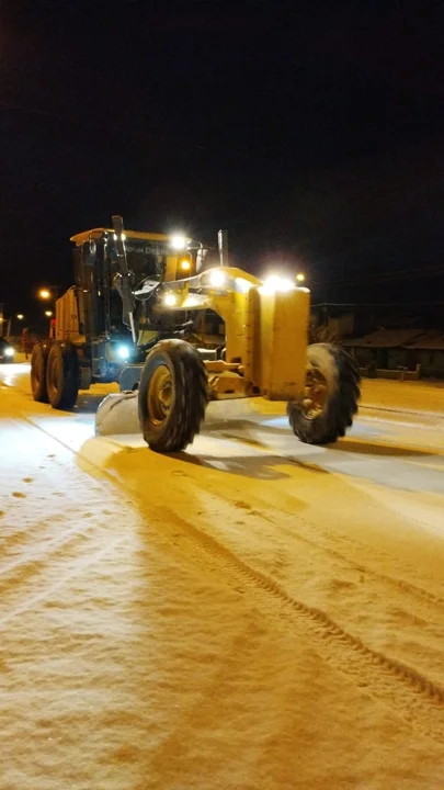 Trevelin amaneció con nieve y trabajan en el despeje de las calles
