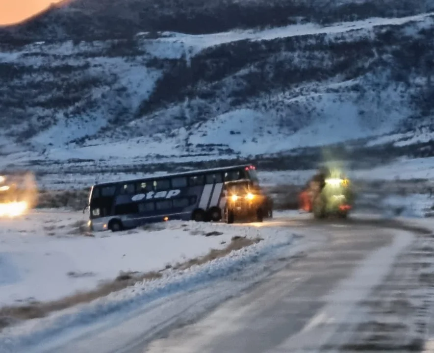 Dos colectivos despistaron a pocos metros de distancia en una ruta de Chubut