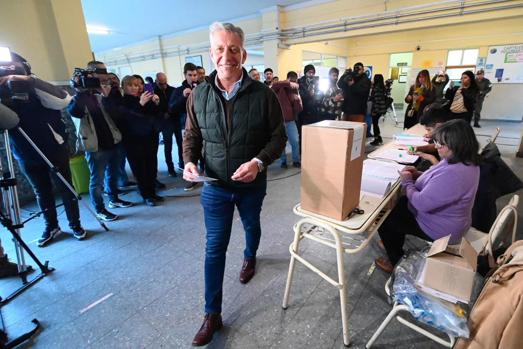 Arcioni votó y destacó “al personal que trabajó sin dormir para tener este día democrático”