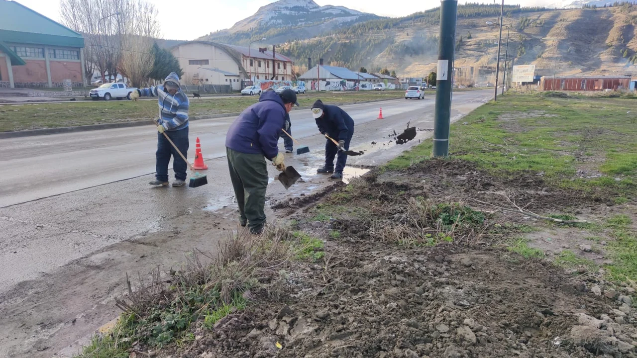 Realizan tareas de reacondicionamiento y repaso de calles en Esquel