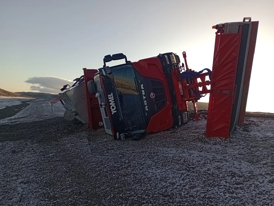 Volcó un camión de Vialidad Nacional en la Ruta 40