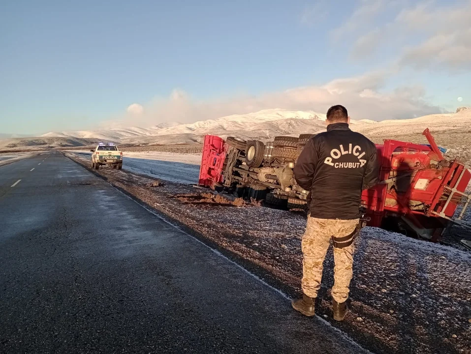 Volcó un camión de Vialidad Nacional en la Ruta 40