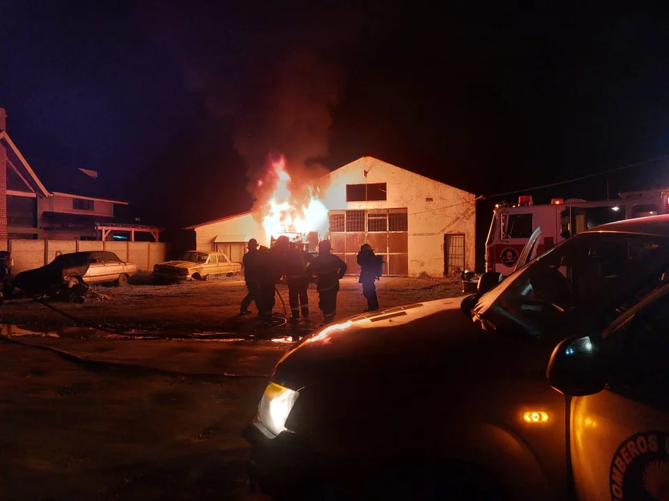 Hombre de 73 años escapa ileso de incendio en Trevelin