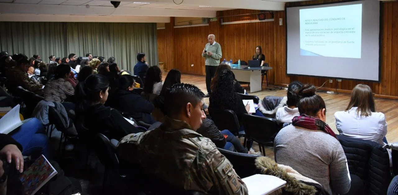 Iniciaron las clases presenciales del curso sobre prevención del suicidio en Esquel