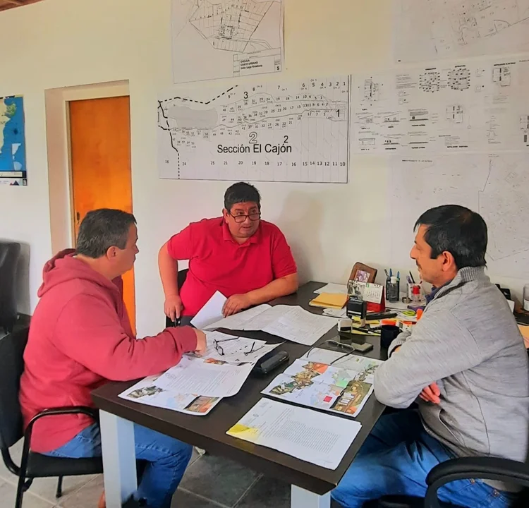 El Intendente de Cholila, Silvio Boudargham, recibió a autoridades de Vialidad Provincial