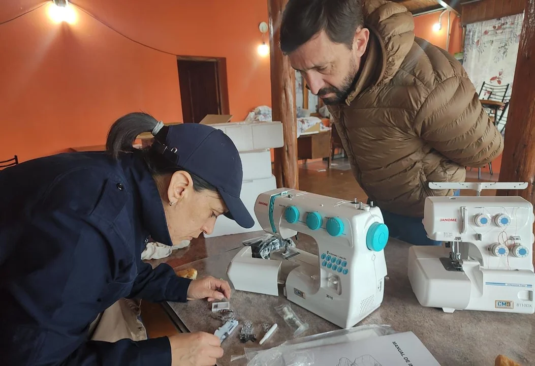 Entregaron máquinas de coser a mujeres emprendedoras de Los Cipreses
