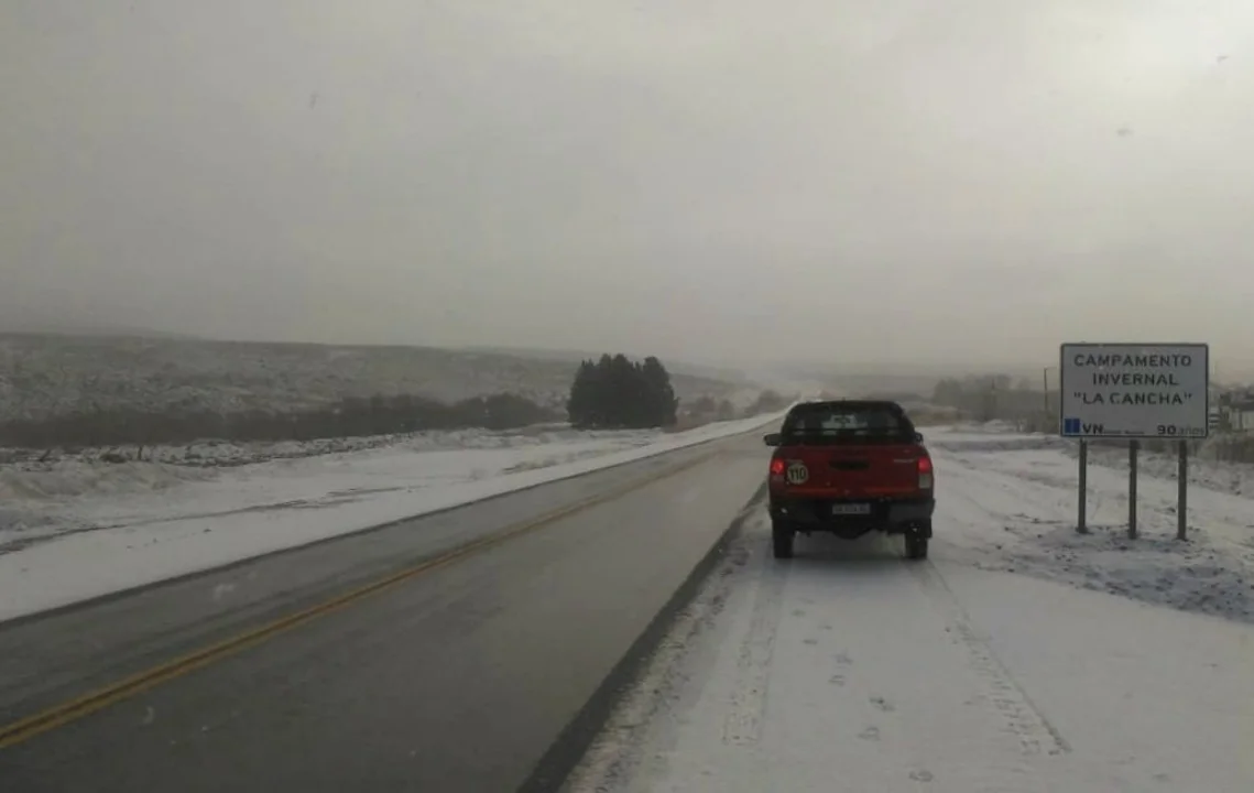 Está nevando en sectores de la Ruta 40: Precaución entre Esquel y Epuyén